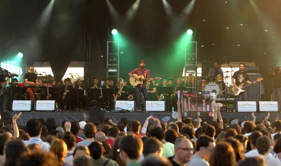 Eladio y los Seres Queridos con la Orquesta de Saxos del Conservatorio de Redondela 